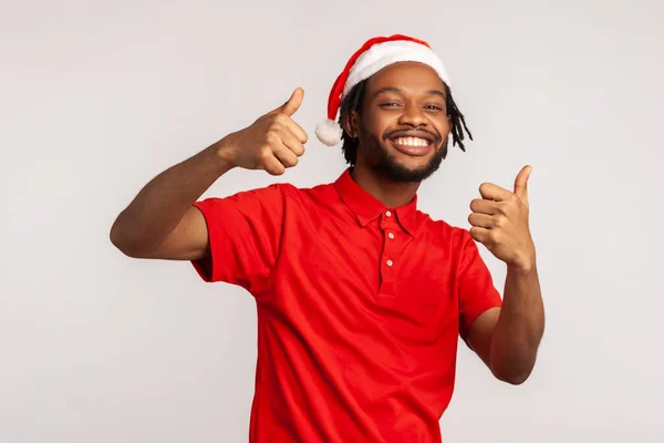 Ein Lächelnder Afroamerikanischer Typ Mit Bart Und Dreadlocks Weihnachtsmann Hut — Stockfoto