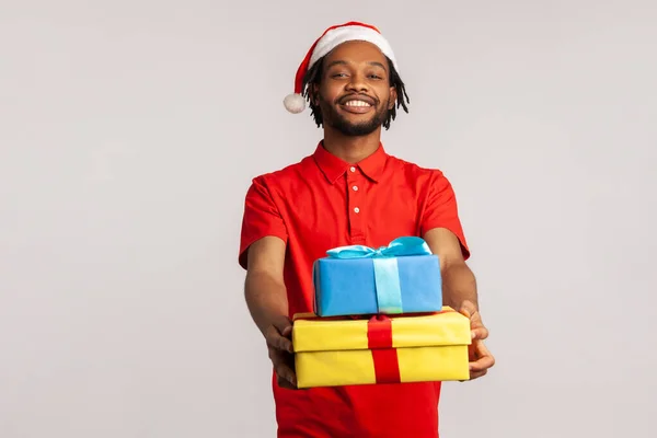 Positiv Freundlicher Afroamerikanischer Mann Mit Dreadlocks Weihnachtsmann Hut Der Geschenkschachteln — Stockfoto
