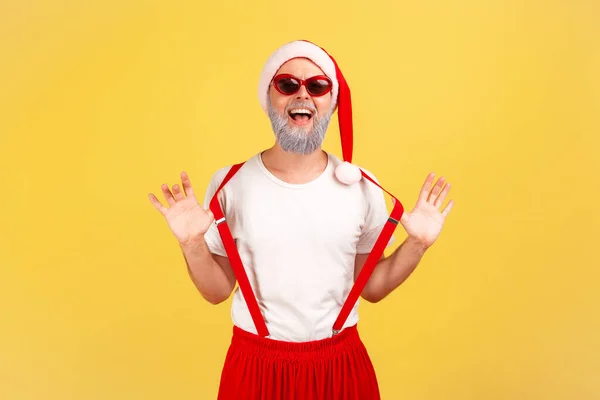 Homem Idoso Alegre Engraçado Chapéu Papai Noel Óculos Sol Elegantes — Fotografia de Stock