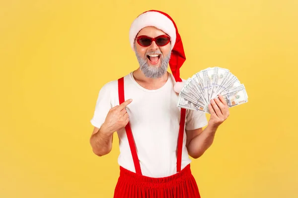 Чрезвычайно Счастливый Взволнованный Взрослый Мужчина Шляпе Санта Клауса Стильных Солнцезащитных — стоковое фото