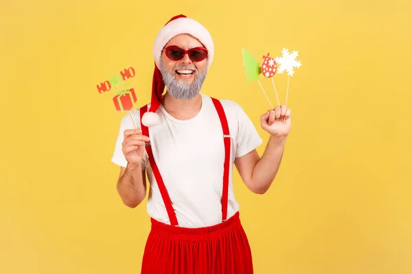 Heureux Homme Barbu Gris Positif Costume Père Noël Tenant Des — Photo