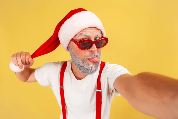 Yakın Plan Kırmızı Noel Baba Şapkalı Gri Sakallı Adamı Heyecanlandırdı — Stok fotoğraf