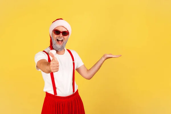 Homem Barbudo Cinza Satisfeito Positivo Chapéu Santa Claus Mostrando Espaço — Fotografia de Stock