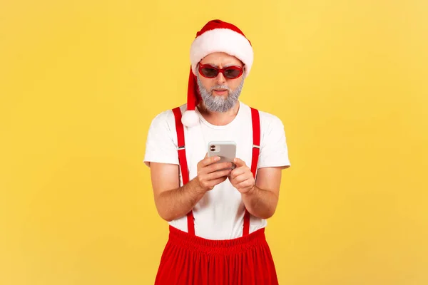 Serious Concentrated Gray Bearded Man Sunglasses Red Santa Claus Hat — Stock Photo, Image