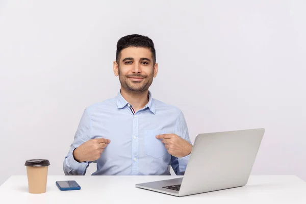 Soy Feliz Hombre Exitoso Empleado Sentado Oficina Lugar Trabajo Con — Foto de Stock