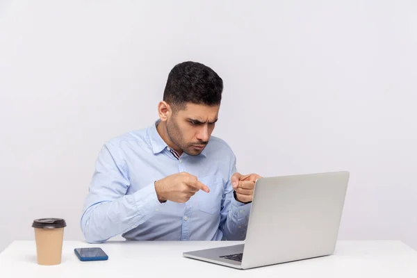 Enojado Estricto Hombre Negocios Sentado Lugar Trabajo Oficina Señalando Los —  Fotos de Stock