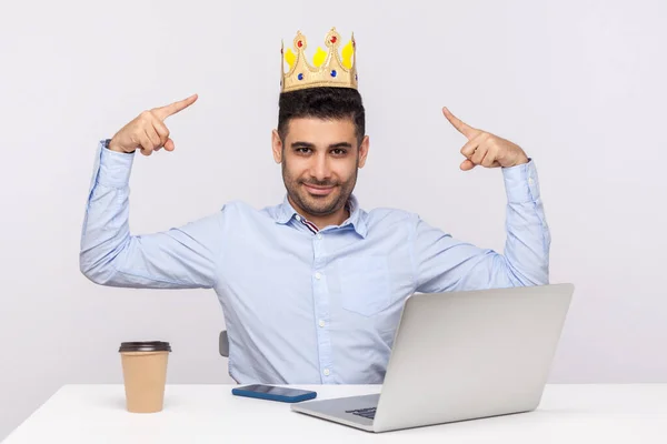 Olha Sou Rei Orgulhoso Empresário Autorizado Apontando Coroa Cabeça Enquanto — Fotografia de Stock