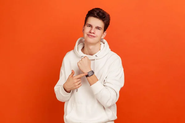 Adolescente Feliz Con Capucha Estilo Casual Mostrando Smartwatch Muñeca Con — Foto de Stock