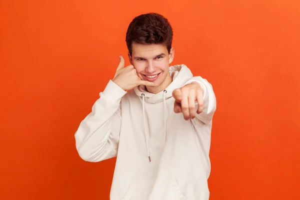 Oye Llámame Guapo Adolescente Juguetón Sudadera Con Capucha Estilo Casual — Foto de Stock