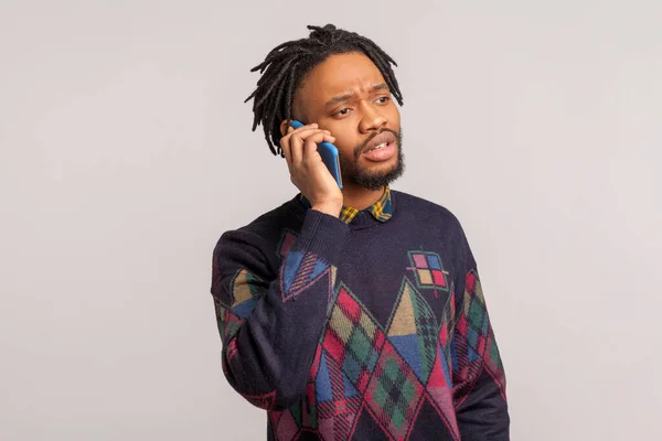 Homem Africano Preocupado Com Dreadlocks Falando Telefone Celular Discutindo Problemas — Fotografia de Stock