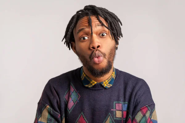 Homem Africano Infantil Engraçado Com Dreadlocks Barba Fazendo Cara Peixe — Fotografia de Stock