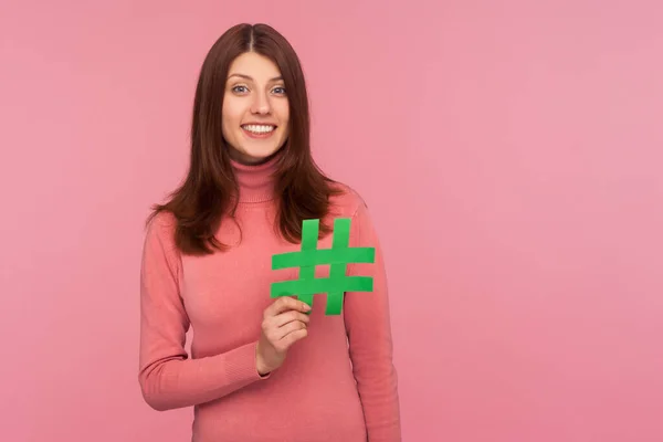 Pembe Kazaklı Mutlu Esmer Kadın Elinde Yeşil Etiket Işareti Ile — Stok fotoğraf