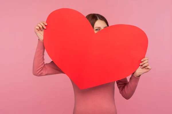 Merkelig Morsom Kvinne Rosa Genser Som Gjemmer Seg Bak Stort – stockfoto