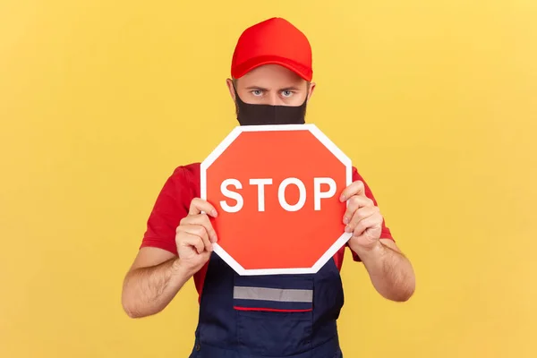 Hombre Trabajador Mono Azul Sombrero Rojo Camiseta Con Máscara Protectora — Foto de Stock