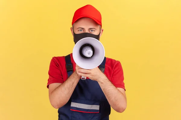 Vakman Uniform Gezichtsbescherming Masker Spreken Met Luidspreker Buurt Van Mond — Stockfoto