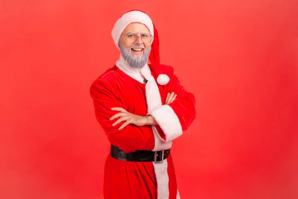 Retrato Feliz Tipo Gris Barbudo Santa Claus Gafas Mirando Cámara —  Fotos de Stock