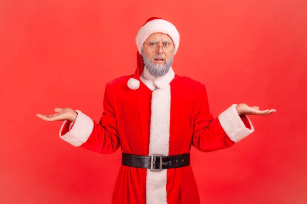 Разочарованный Портрет Смущенного Седобородого Старикана Очках Костюме Санта Клауса Поднимает — стоковое фото