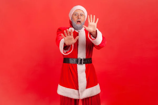 Retrato Homem Assustado Preocupado Traje Papai Noel Óculos Levantando Mãos — Fotografia de Stock
