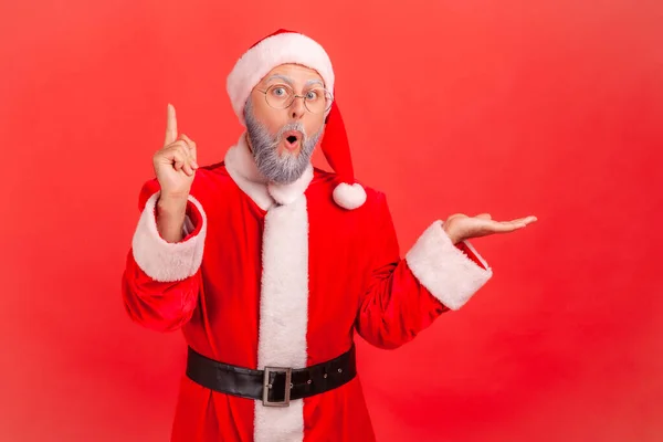 Retrato Inspirado Homem Idoso Pensativo Santa Claus Traje Apontando Dedo — Fotografia de Stock