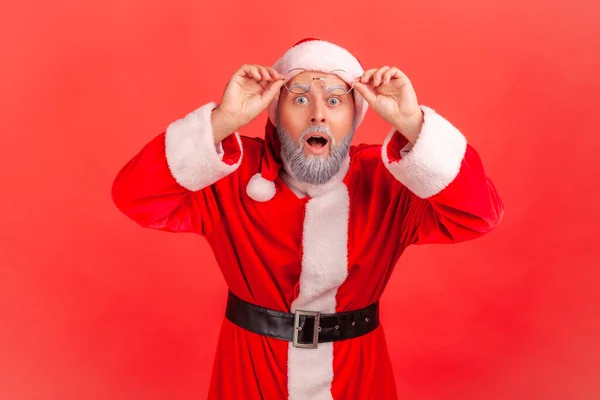 Porträt Eines Extrem Schockierten Weihnachtsmannes Der Mit Großen Verwunderten Augen — Stockfoto