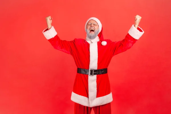 Retrato Santa Claus Extremadamente Feliz Satisfecho Levantando Las Manos Gritando —  Fotos de Stock