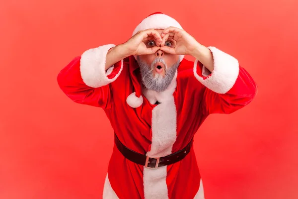 Portrait Curious Funny Gray Bearded Man Santa Claus Costume Holding — Stock Photo, Image