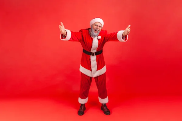 Noel Baba Kostümlü Gülümseyen Dost Canlısı Bir Adamın Uzun Bir — Stok fotoğraf
