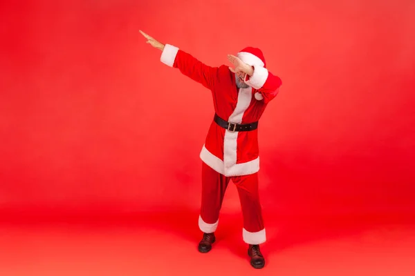 Full Längd Porträtt Upphetsad Man Santa Claus Kostym Höja Händerna — Stockfoto