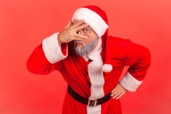 Retrato Curioso Homem Intrometido Traje Papai Noel Fingindo Fechar Olhos — Fotografia de Stock