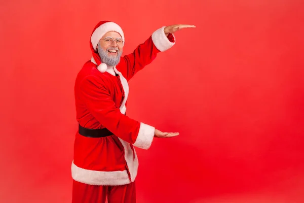 Retrato Sorrir Homem Positivo Fingindo Ser Papai Noel Mostrando Área — Fotografia de Stock