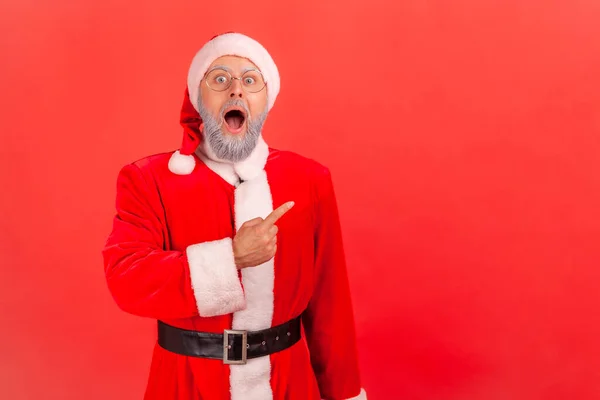 Porträt Eines Äußerst Erstaunten Graubärtigen Mannes Weihnachtsmannkostüm Der Mit Dem — Stockfoto