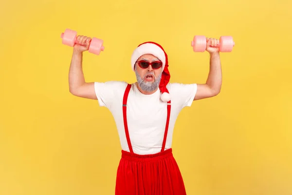 Assertivo Homem Engraçado Traje Papai Noel Levantando Mãos Segurando Halteres — Fotografia de Stock