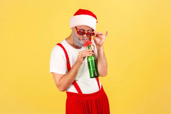 Homme Barbu Gris Drôle Costume Père Noël Boire Une Boisson — Photo