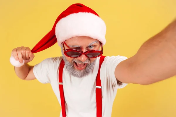 Closeup Funny Elderly Man Santa Claus Hat Looking Camera Winking — Stock Photo, Image