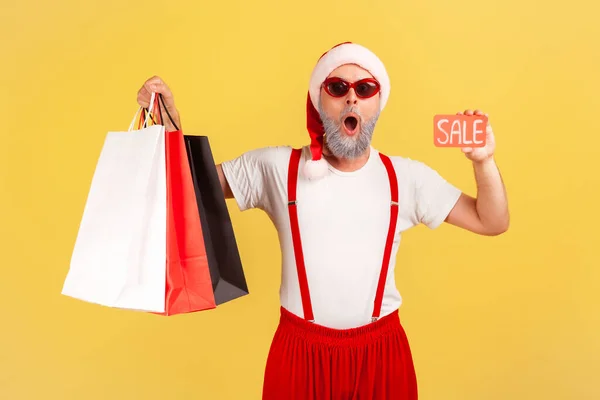 Noel Baba Şapkalı Elinde Alışveriş Poşetleri Satış Kartı Olan Heyecanlı — Stok fotoğraf