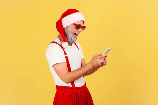 Heureux Homme Drôle Costume Santa Claus Des Lunettes Soleil Élégantes — Photo