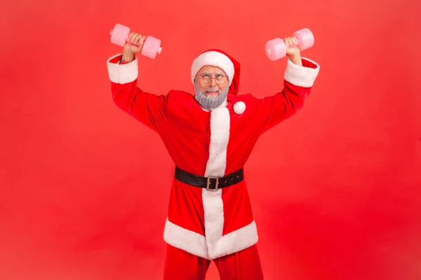 Pozitivní Legrační Starší Muž Kostýmu Santa Clause Brýlích Zvedající Činky — Stock fotografie