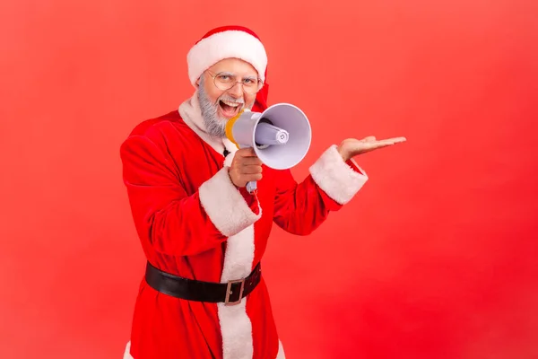 Lachende Gelukkige Oudere Man Kerstman Kostuum Tonen Vrije Ruimte Voor — Stockfoto