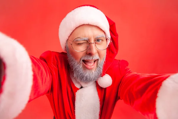 Yakından Bakınca Gözlüklü Gri Sakallı Noel Baba Kostümlü Kameraya Bakıp — Stok fotoğraf