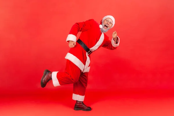 Full Length Excited Happy Santa Claus Running Watching You Pointing — Stock Photo, Image