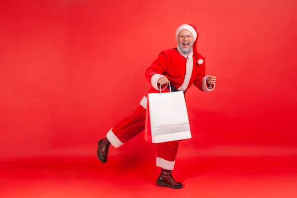 Full Längd Glad Nöjd Jultomten Håller Papperspåsar Gör Semester Shopping — Stockfoto