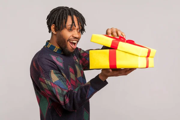 Πορτραίτο Προφίλ Ευτυχισμένος Αφρικανός Άνθρωπος Dreadlocks Άνοιγμα Κουτί Δώρου Και — Φωτογραφία Αρχείου
