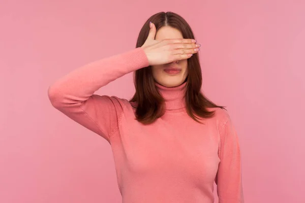 Mujer Confundida Avergonzada Con Pelo Castaño Cerrando Los Ojos Con — Foto de Stock