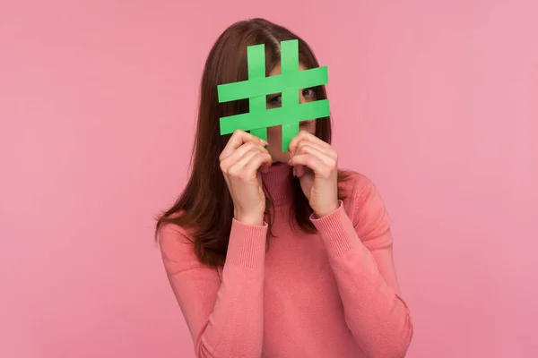 Mujer Morena Curiosa Suéter Rosa Mirando Través Del Signo Hashtag — Foto de Stock