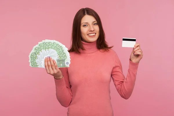 Zadowolona Młoda Kobieta Brązowymi Włosami Różowym Swetrze Kartą Kredytową Fanką — Zdjęcie stockowe