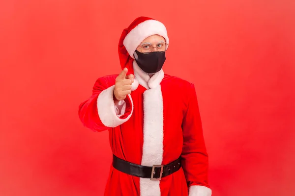 Tıbbi Koruyucu Maskeli Ciddi Bir Noel Baba Kamerayı Işaret Ediyor — Stok fotoğraf