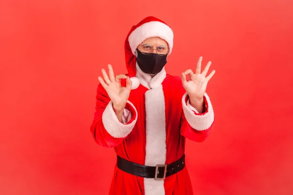 Homem Otimista Positivo Traje Papai Noel Com Máscara Protetora Mostrando — Fotografia de Stock