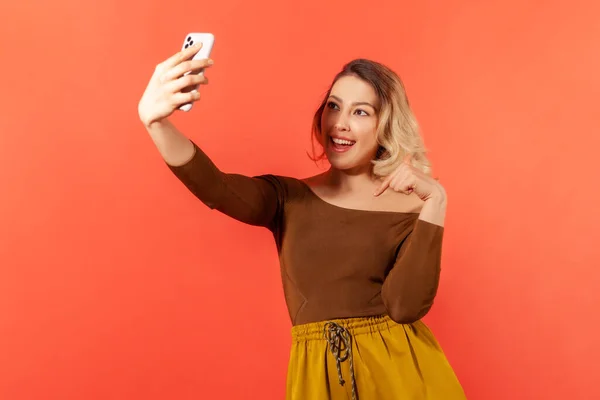 Hübsche Bloggerin Die Videos Auf Ihrem Smartphone Aufnimmt Und Darum — Stockfoto