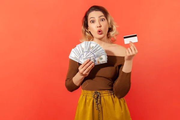 Podekscytowana Kobieta Trzymająca Pokazująca Kartę Kredytową Fankę Banknotów Dolarowych Bankowości — Zdjęcie stockowe