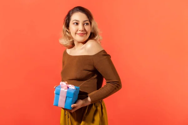 Όμορφη Γυναίκα Κρατώντας Μπλε Κουτί Δώρου Ροζ Τόξο Και Χαμογελώντας — Φωτογραφία Αρχείου